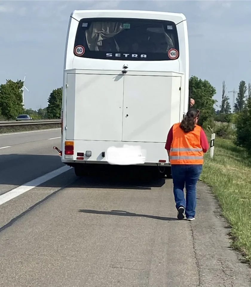 Unerwartete Rettung auf der A61: Seniorenreise endet dank Zufallshilfe doch noch planmäßig