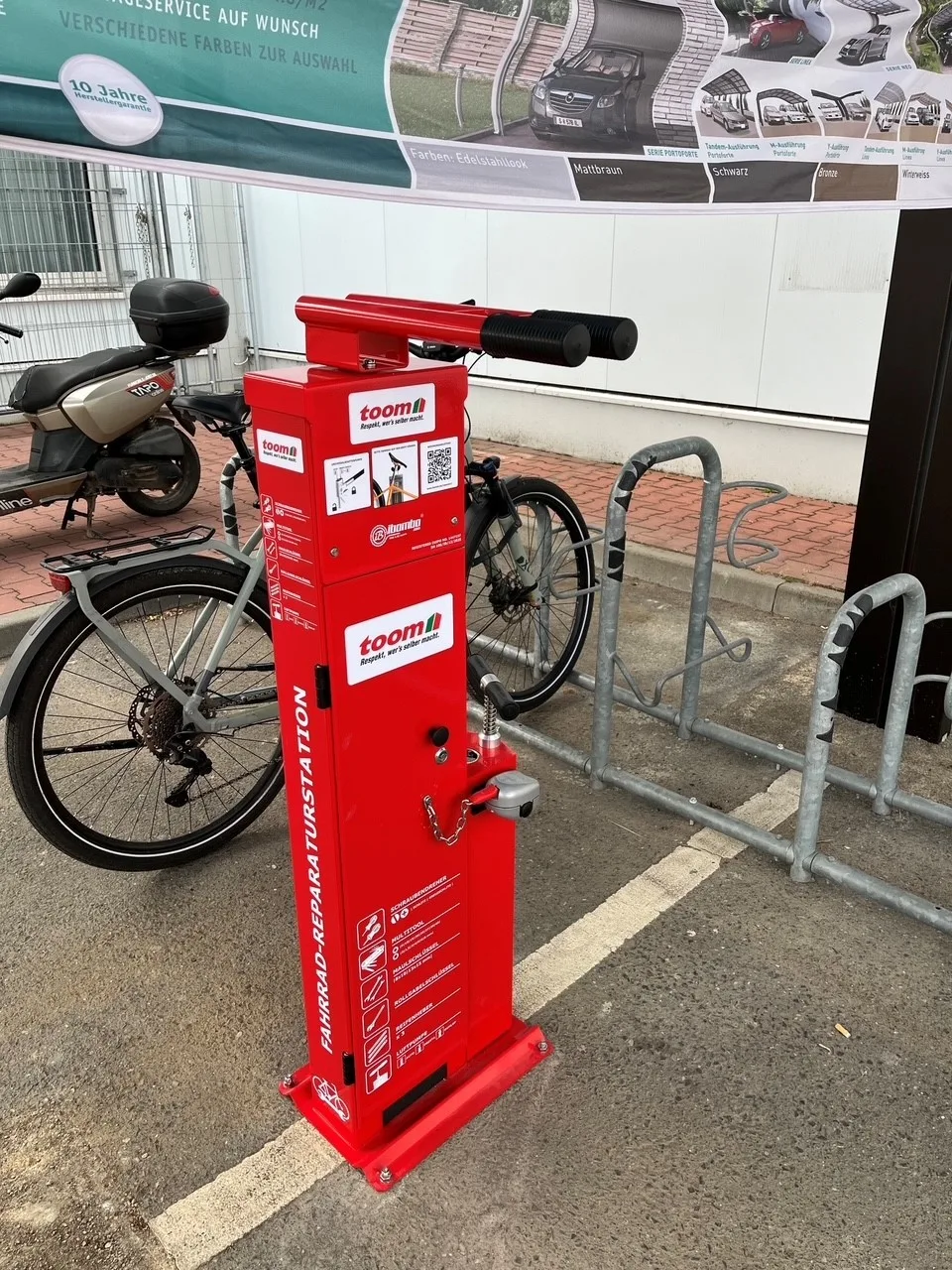 Rund um die Uhr startklar: Neue Fahrrad-Reparaturstation am toom Baumarkt