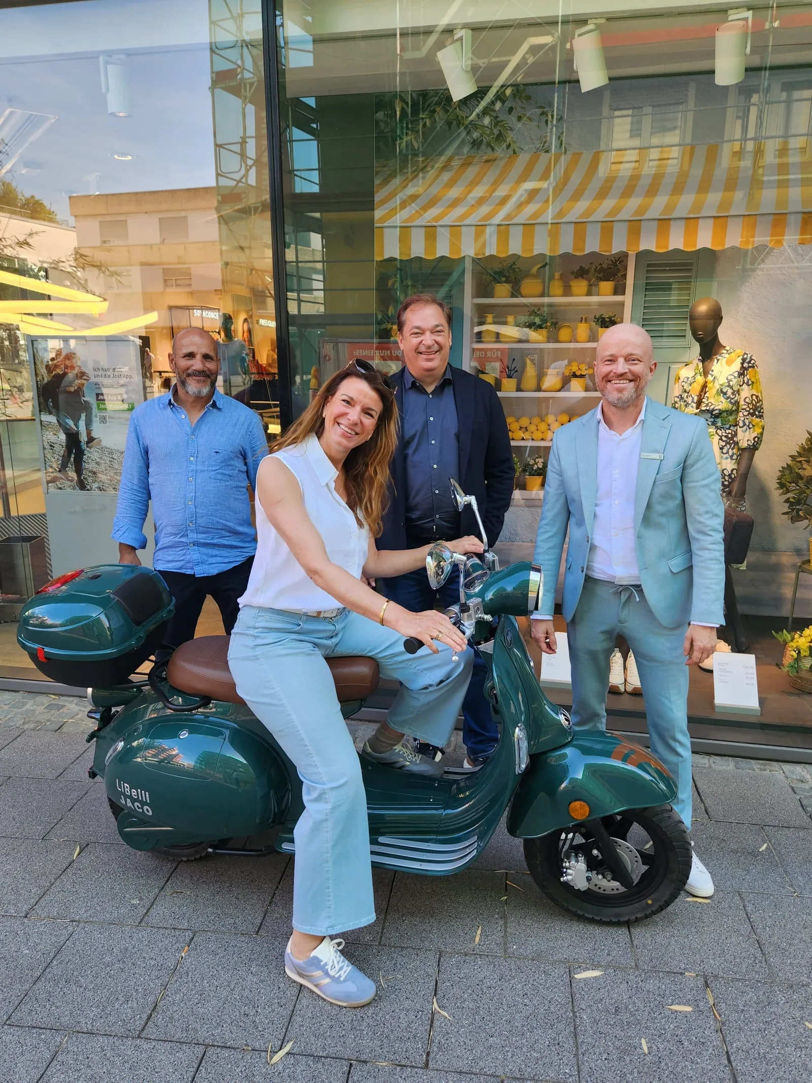 Wormserin gewinnt E-Roller beim Modehaus Jost