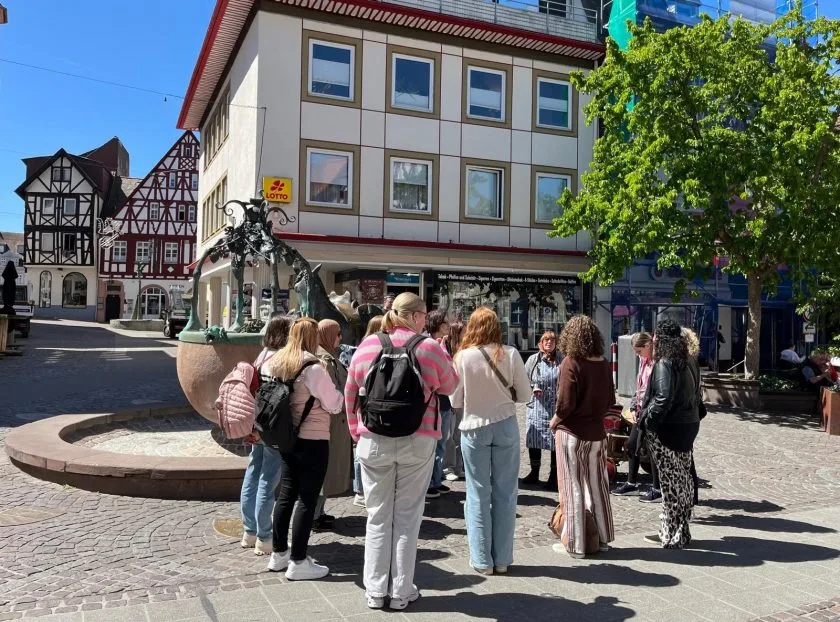 „’em Bawwetche“ führt durch Alzey: Stadtführung trifft auf Weinverkostung