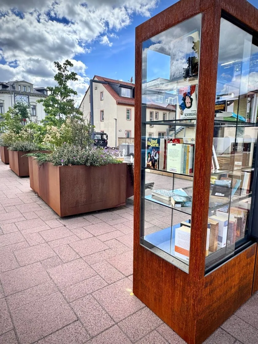 Alzeyer Stadthallenplatz wird zum „Platz der Literatur“ – Öffentlicher Bücherschrank eröffnet