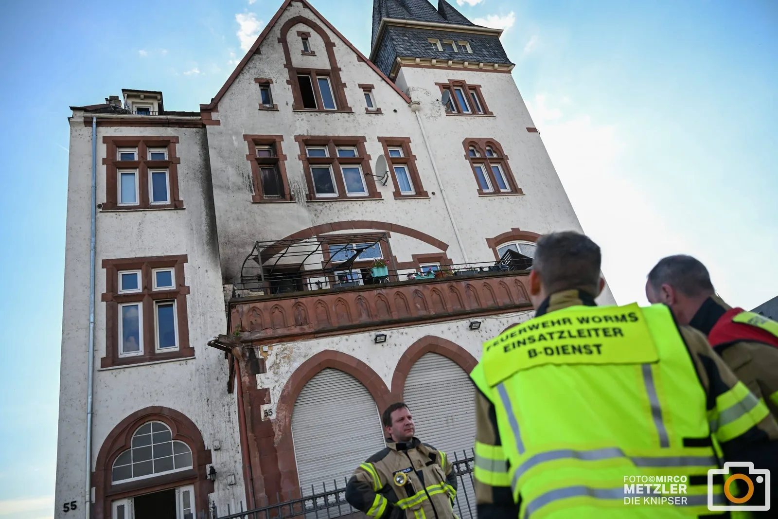 Solarlampe löst Balkonbrand in Worms aus – Bewohner bei Löschversuch verletzt