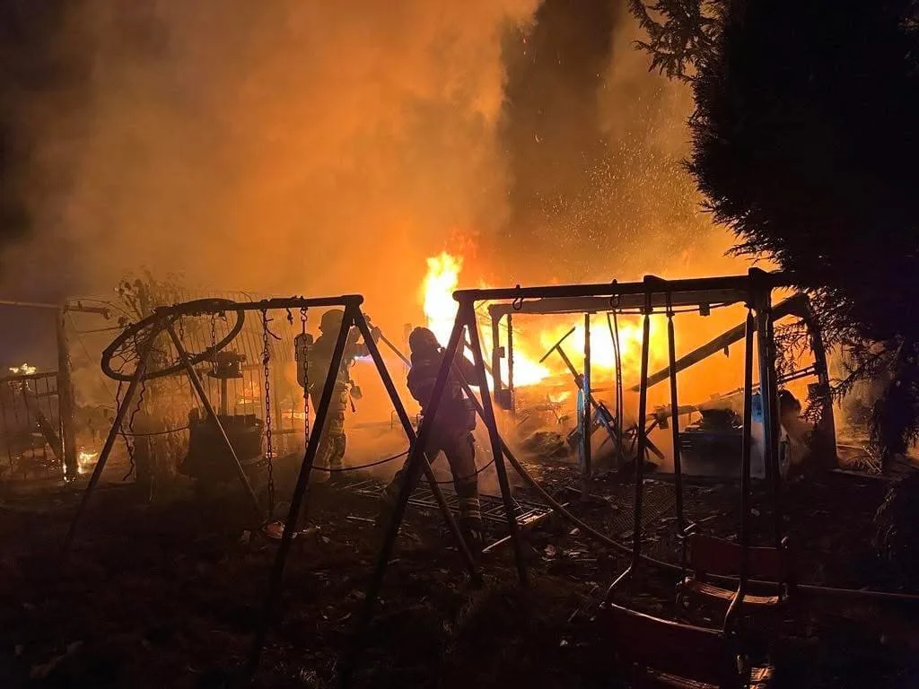 Brand in Kleingartenanlage: Mehrere Objekte in Vollbrand – Aufwendiger Feuerwehreinsatz in Pfiffligheim