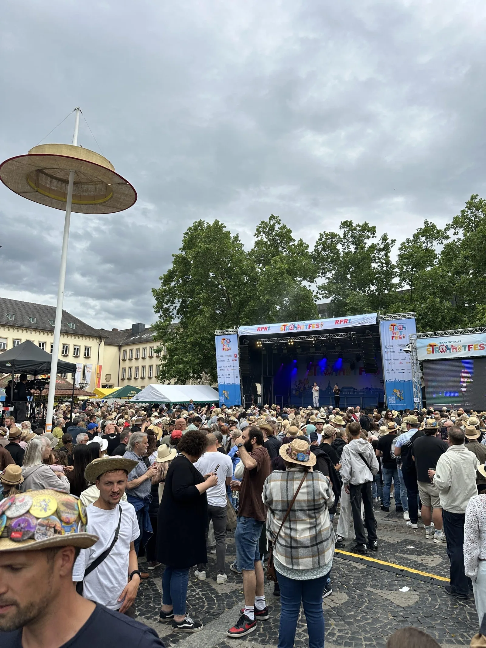Strohhutfest: Polizei zieht nach erstem Tag überwiegend ruhige Bilanz