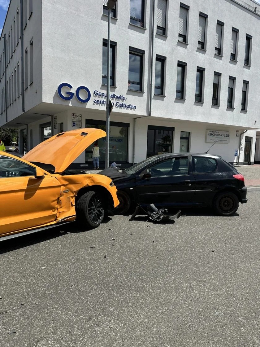 Drei Fahrzeuge in Osthofen kollidieren – Eine Person leicht verletzt