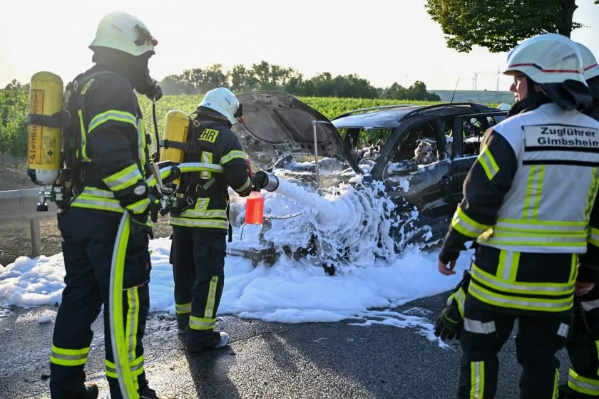 Fahrzeugbrand auf der B9: Auto zwischen Alsheim und Mettenheim komplett ausgebrannt