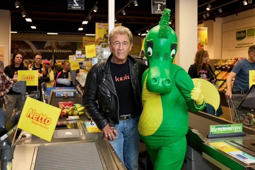Peter Maffay unterstützt Kinderhilfsprojekt: Ehrenamtlicher Kasseneinsatz bei Netto in München