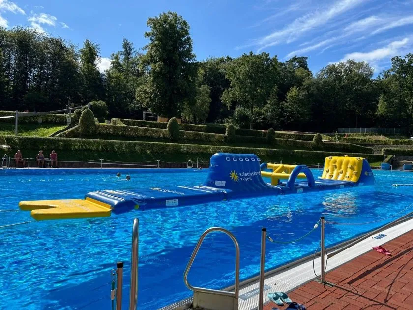 Wasserspaß zum Ferienfinale: Aqua Fast Track bringt Action ins Wormser Freibad