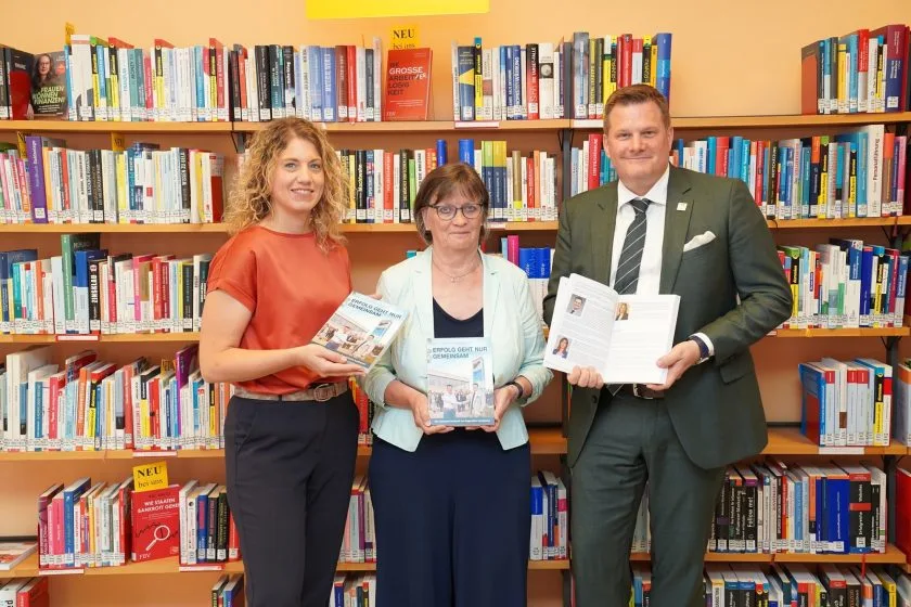 RENOLIT schenkt Wormser Stadtbibliothek Einblicke in moderne Arbeitswelten