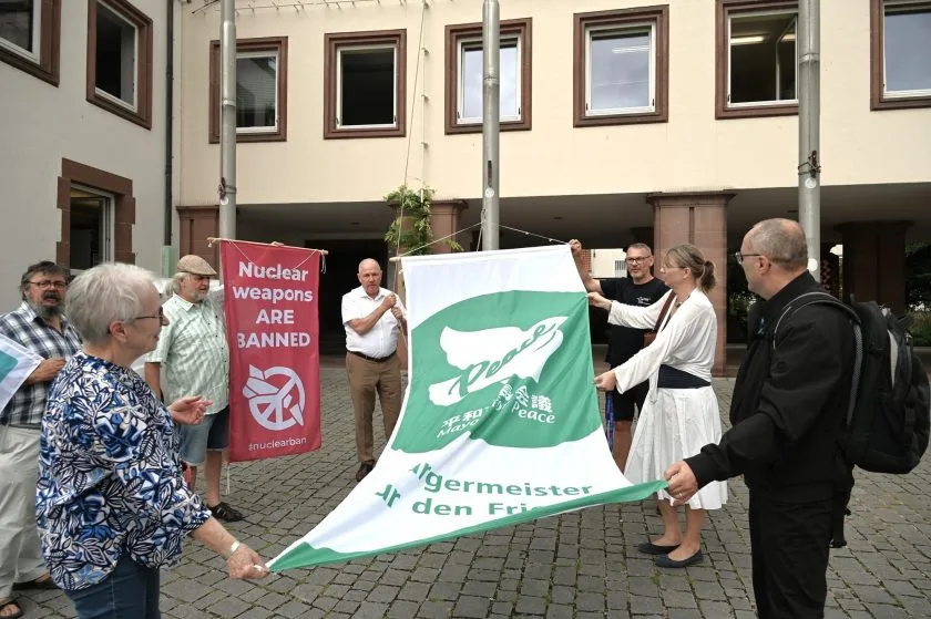 Flaggentag der Mayors for Peace: Worms setzt Zeichen für nukleare Abrüstung