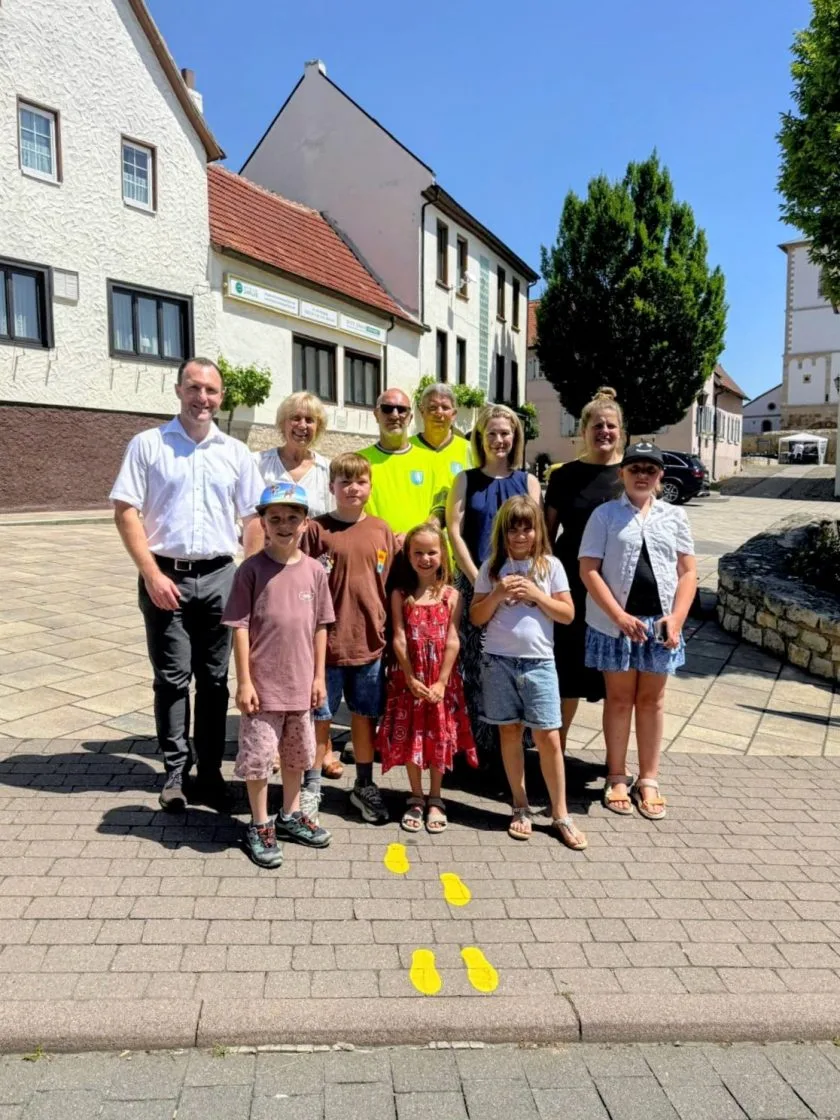 „Gelbe Füße“ weisen Kindern den sicheren Weg – Projekt zur Verkehrssicherheit erfolgreich umgesetzt