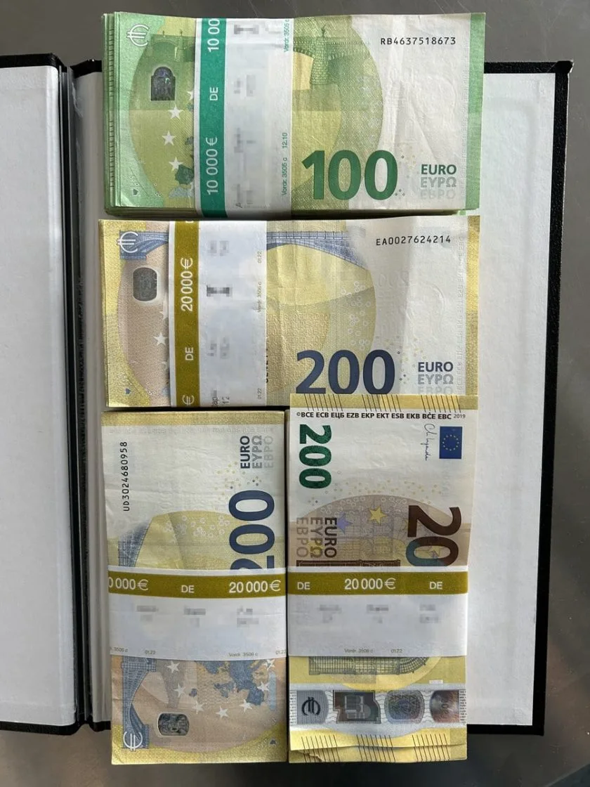 70.000 Euro im Notizbuch versteckt: Zoll stoppt Reisenden am Flughafen Stuttgart