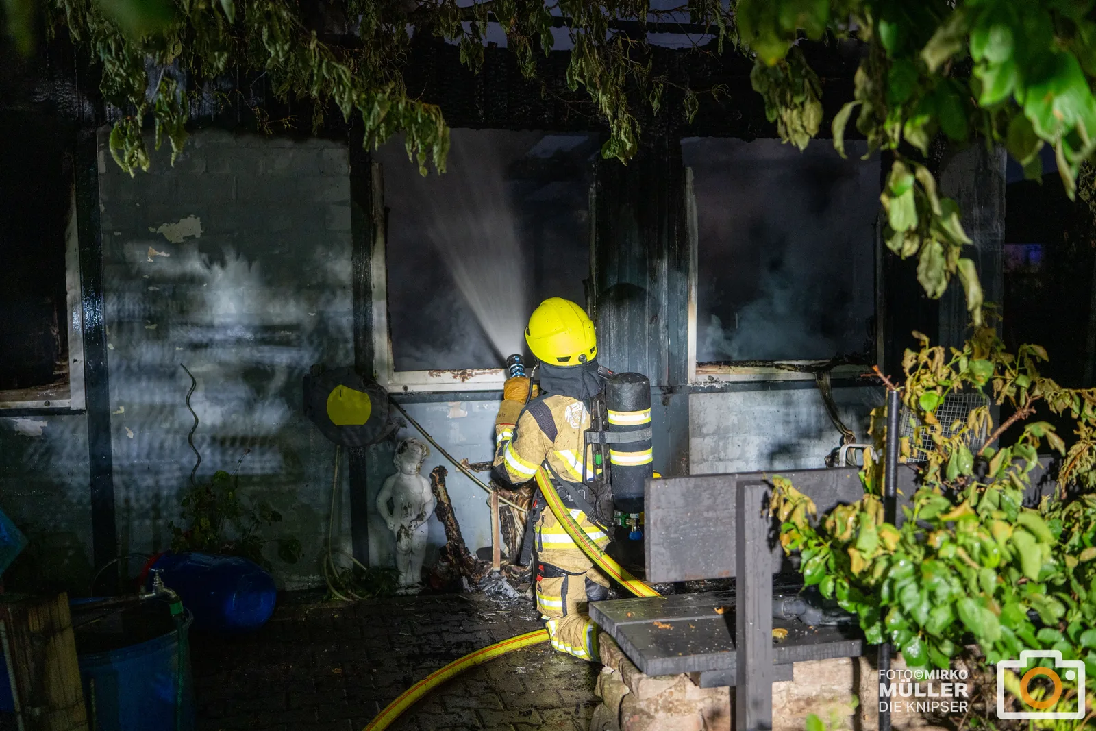 Mehrere Brände fordern Feuerwehr Worms – Gartenhaus zerstört, Böschung und Lagerhalle in Flammen