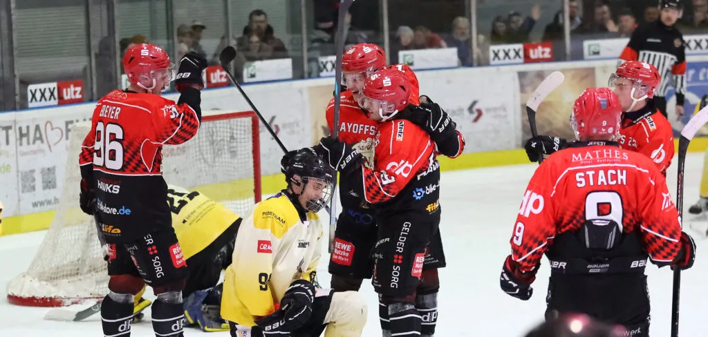 Foto: Hawks gewinnen das erste Playoff-Viertelfinale mit 9:5