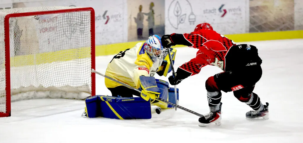 Foto: Hawks gewinnen das erste Playoff-Viertelfinale mit 9:5