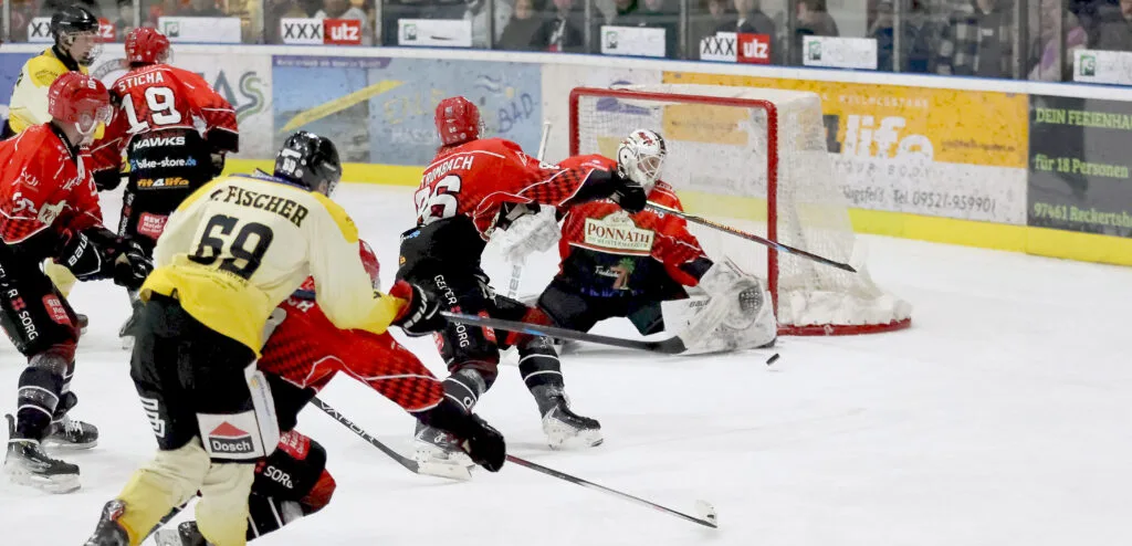 Foto: Hawks gewinnen das erste Playoff-Viertelfinale mit 9:5