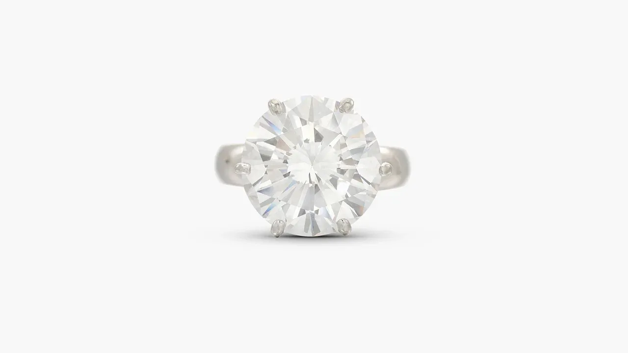 Solitärring mit großem, runden Brillanten in Weißgold-Krappenfassung, freigestellt auf hellem Hintergrund