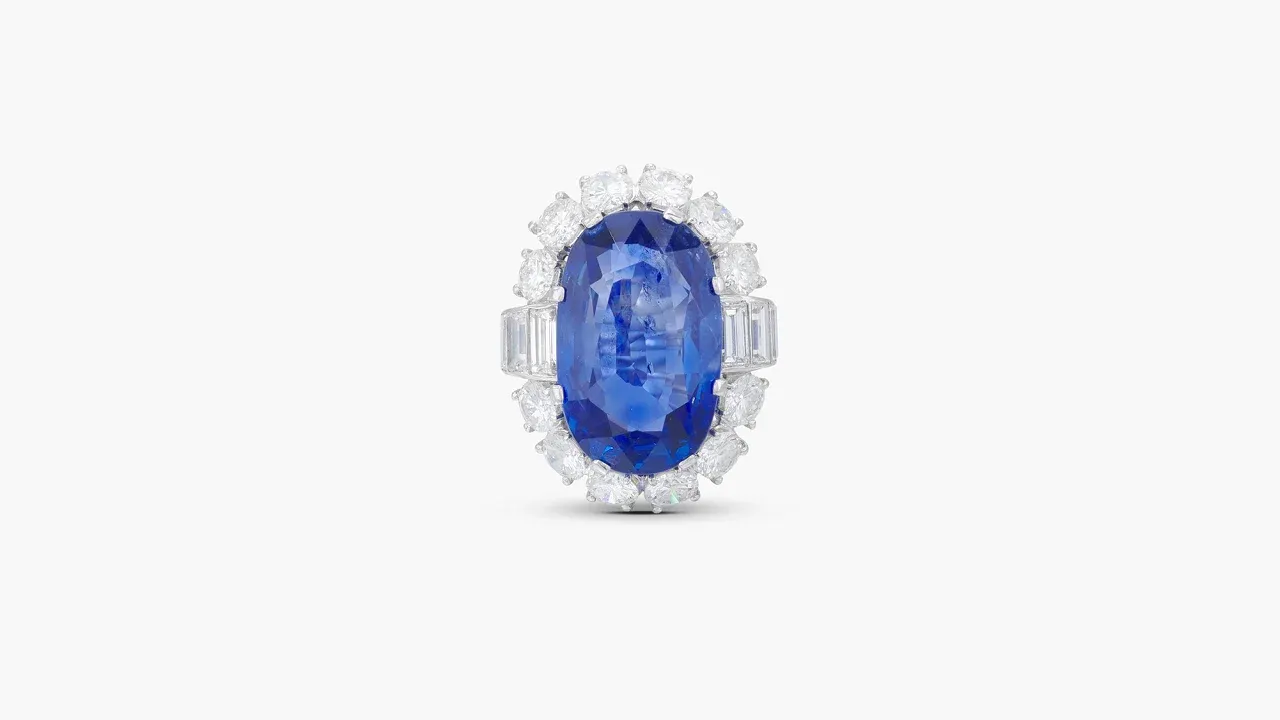 Ring mit großem ovalem blauen Saphir, umrahmt von Diamanten im Brillant- und Baguetteschliff, Weißgold, Frontansicht