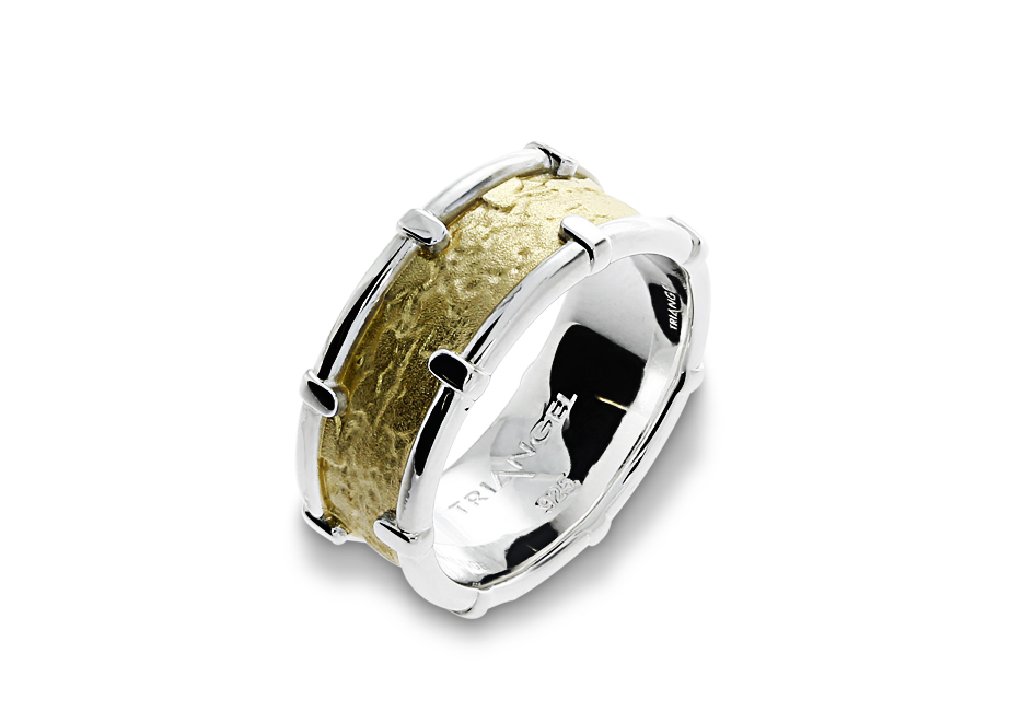 Breiter Ring aus Weißgold und Gelbgold mit strukturierter goldener Mitte, eingefasst von silbrig glänzenden Metallstegen