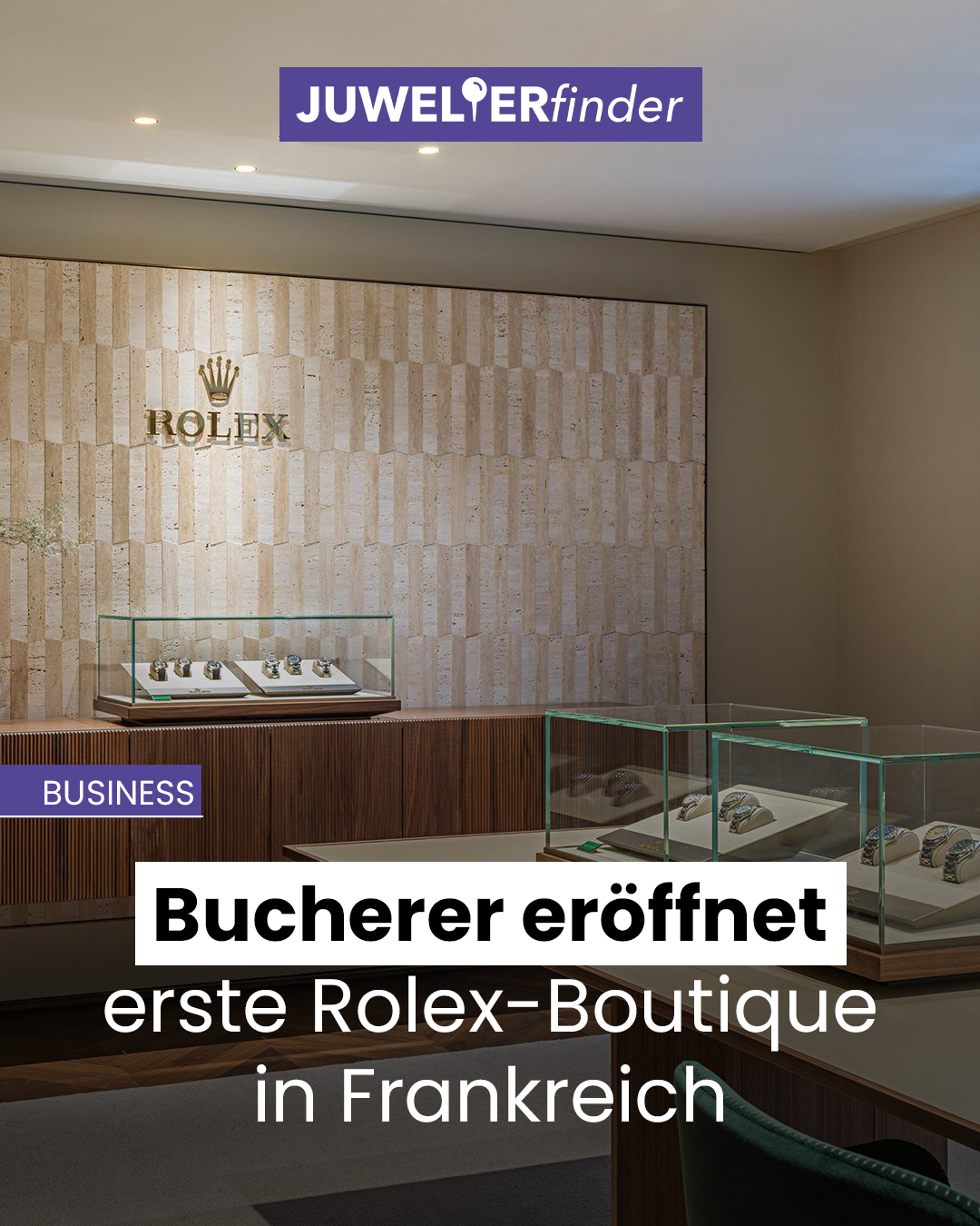 Rolex-Boutique mit Uhrenvitrinen: Edelstahluhren mit Silberzifferblatt und Goldakzenten in Glasvitrinen vor holzvertäfelter Wand mit Rolex-Logo