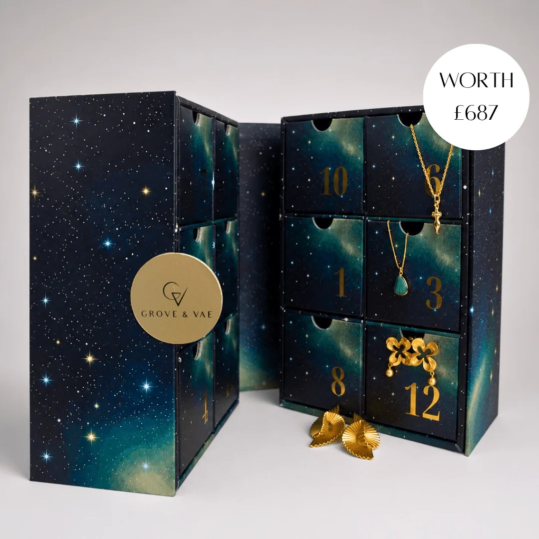 Adventskalender von Grove & Vae mit Sternenhimmel-Motiv und Goldschmuck