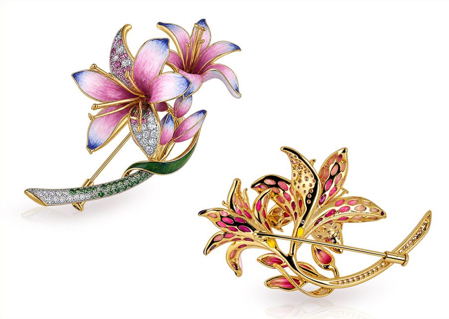 Lilien-Brosche aus Gelbgold mit rosa Emaille und Diamantpavé, in Vorder- und Rückansicht mit Nadelverschluss.