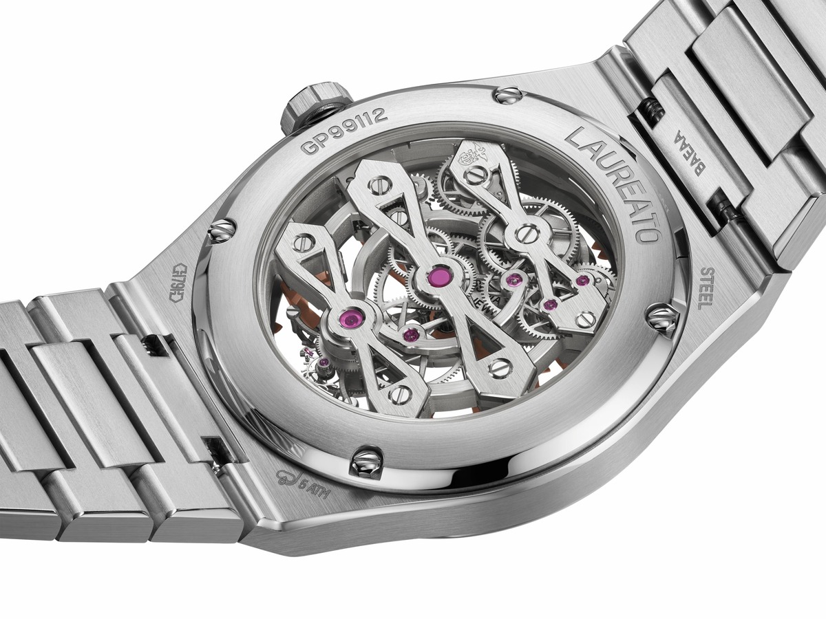 Gehäuseboden der Laureato Fifty Three Gold Bridges mit Blick auf das Kaliber GP9620