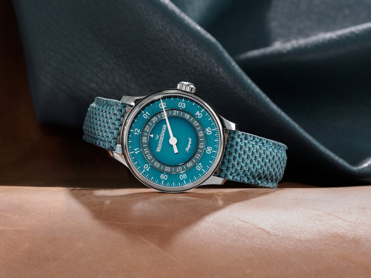 MeisterSinger Perigraph Special mit türkisblauem Zifferblatt und Datumsscheibe auf Textilband