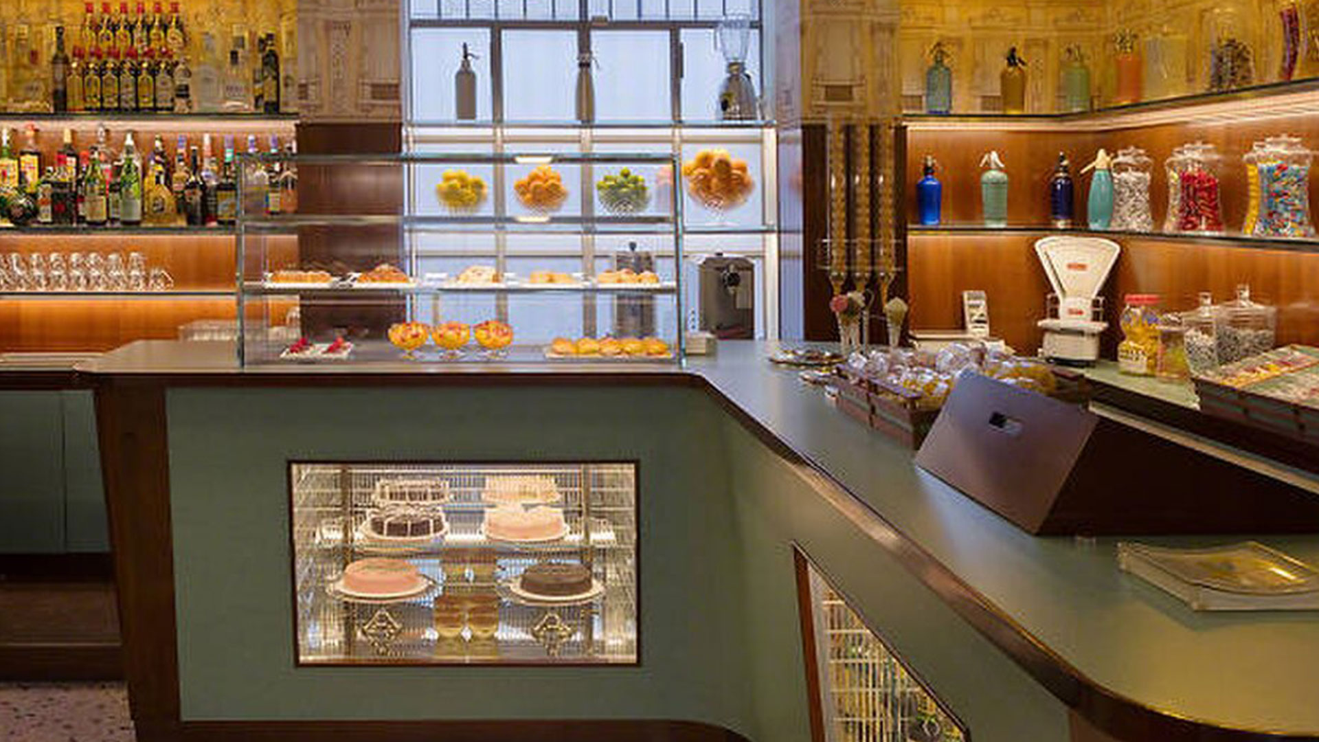 Cafeteria im neuen Prada-Flagship-Store.