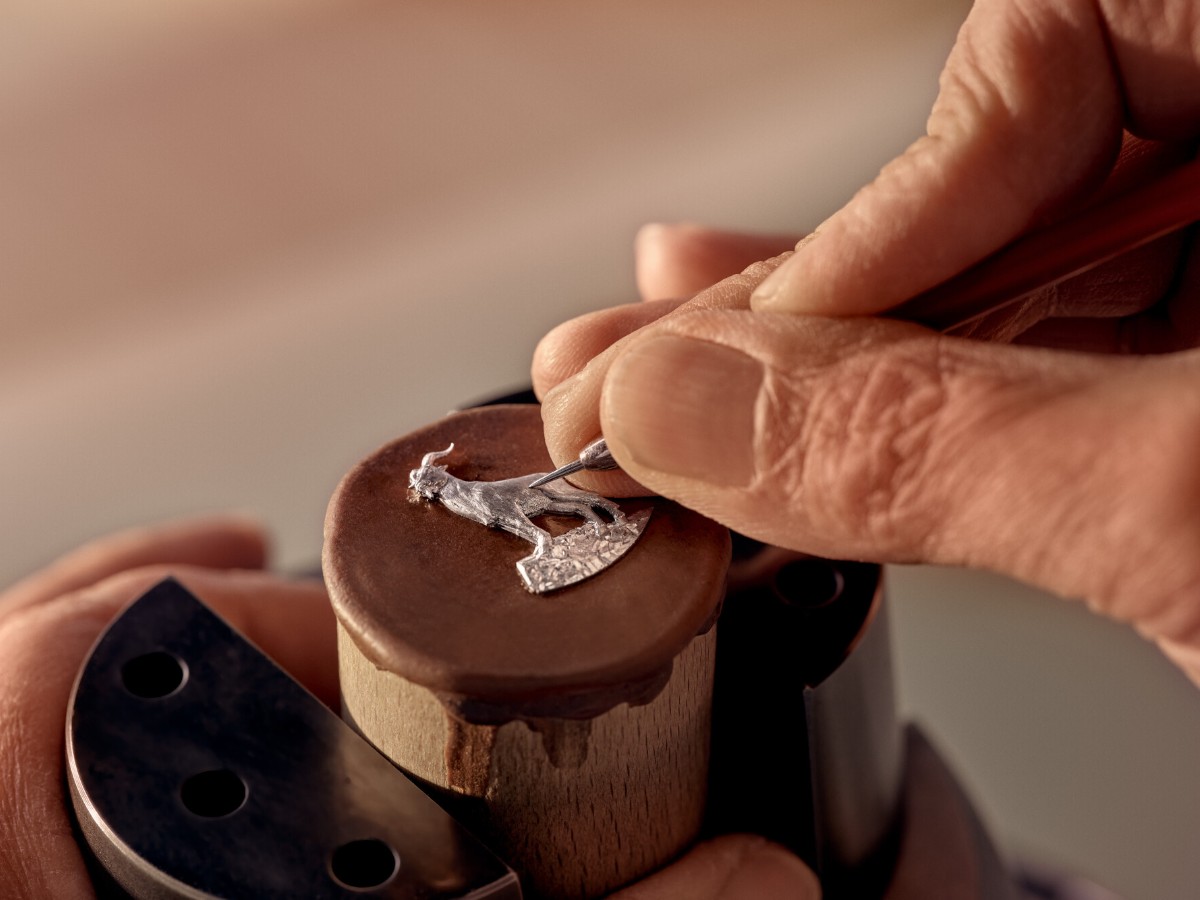 Meistergraveur formt von Hand die Goldziege für die Vacheron-Constantin-Uhr zum Jahr der Ziege