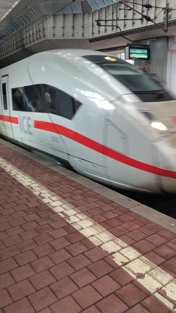 ICE 783 fährt in Kassel-Wilhelmshöhe auf Gleis 2 ein