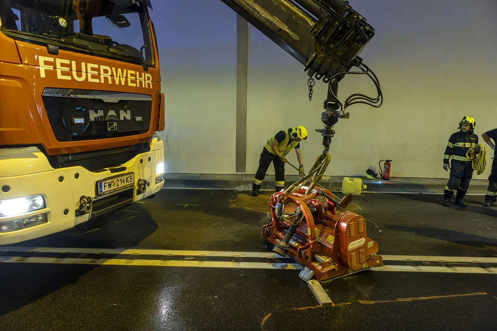 Gallery image 7 - Schwerer Verkehrsunfall im Straßentunnel Dürnstein