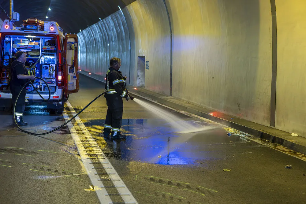 Gallery image 9 - Schwerer Verkehrsunfall im Straßentunnel Dürnstein