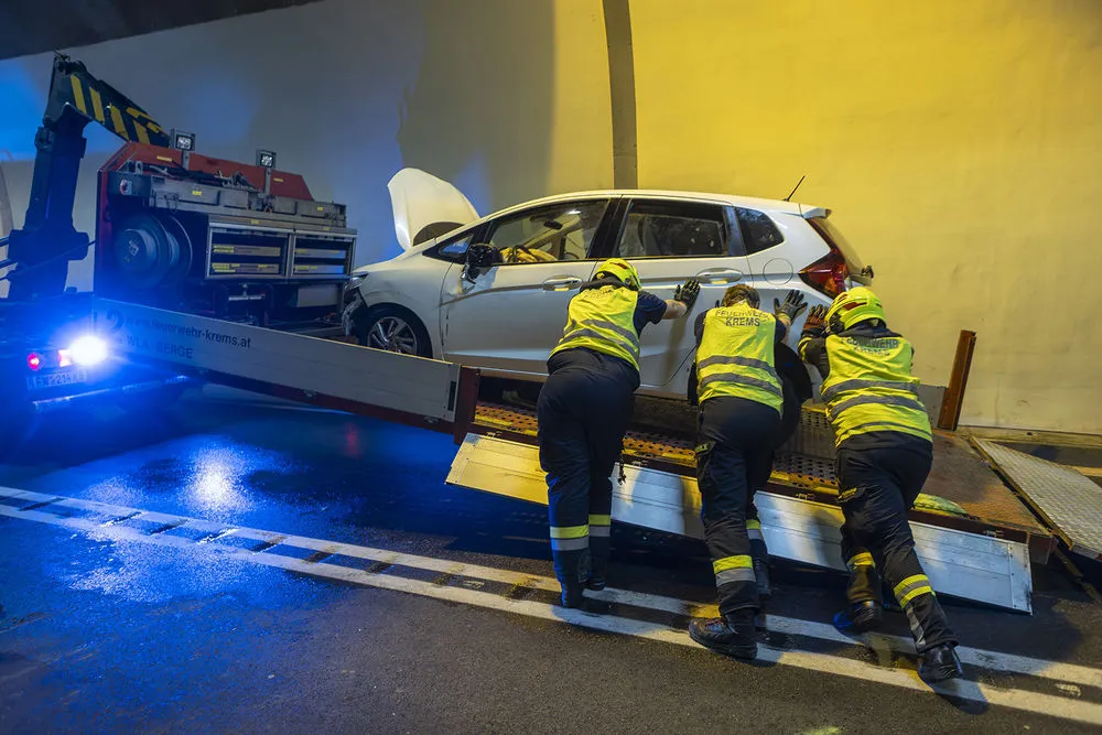 Gallery image 10 - Schwerer Verkehrsunfall im Straßentunnel Dürnstein