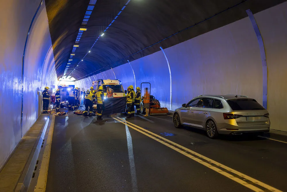 Gallery image 3 - Schwerer Verkehrsunfall im Straßentunnel Dürnstein