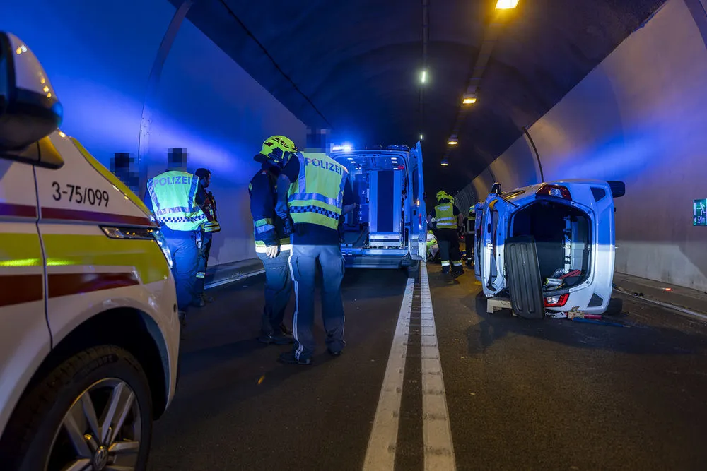 Gallery image 1 - Schwerer Verkehrsunfall im Straßentunnel Dürnstein