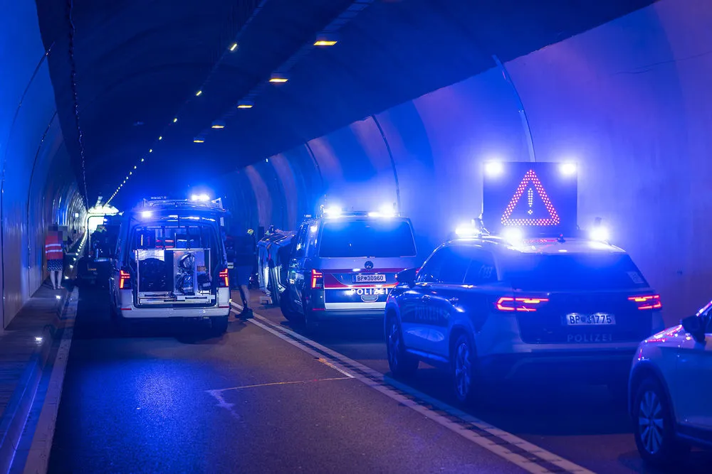 Gallery image 2 - Schwerer Verkehrsunfall im Straßentunnel Dürnstein