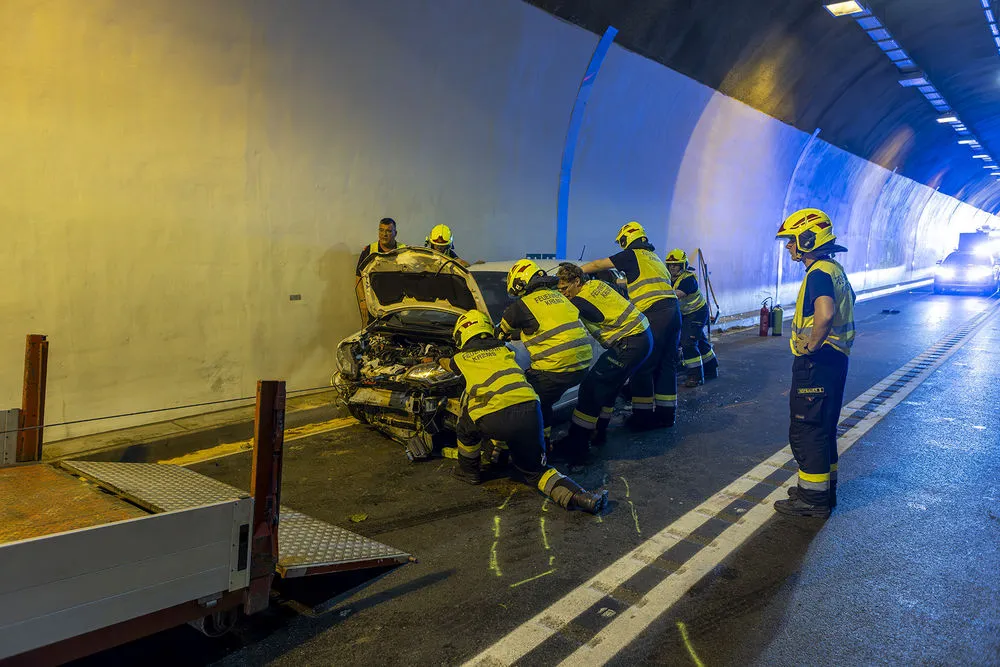 Gallery image 12 - Schwerer Verkehrsunfall im Straßentunnel Dürnstein