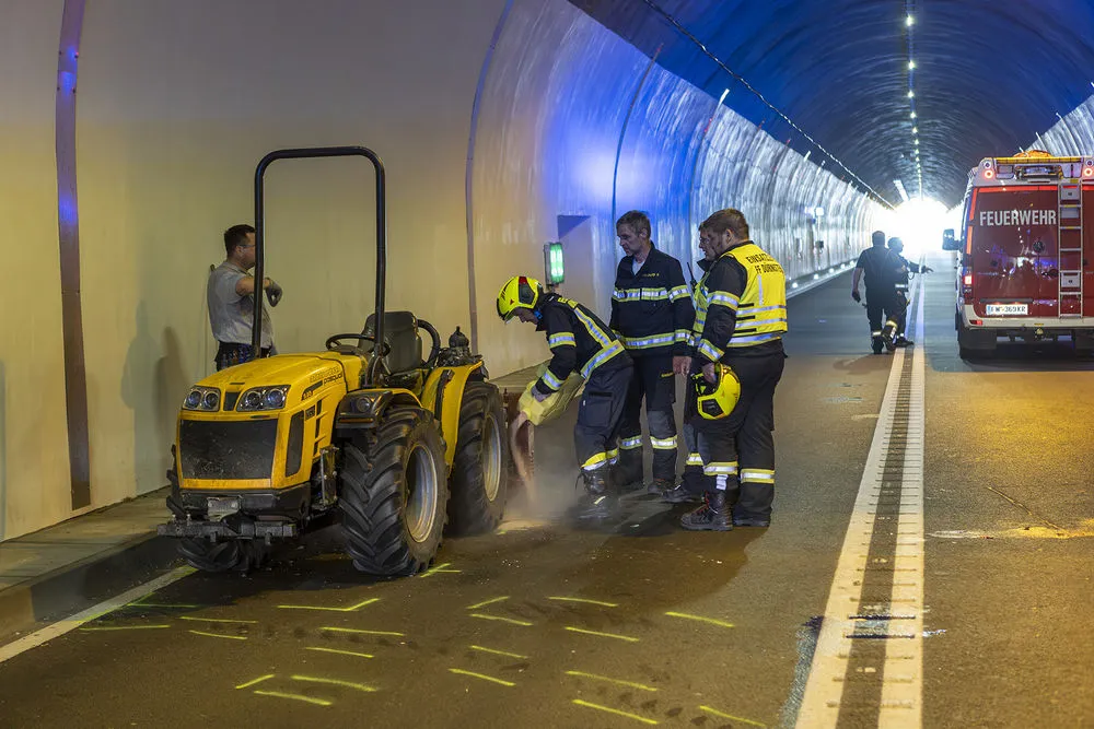 Gallery image 13 - Schwerer Verkehrsunfall im Straßentunnel Dürnstein