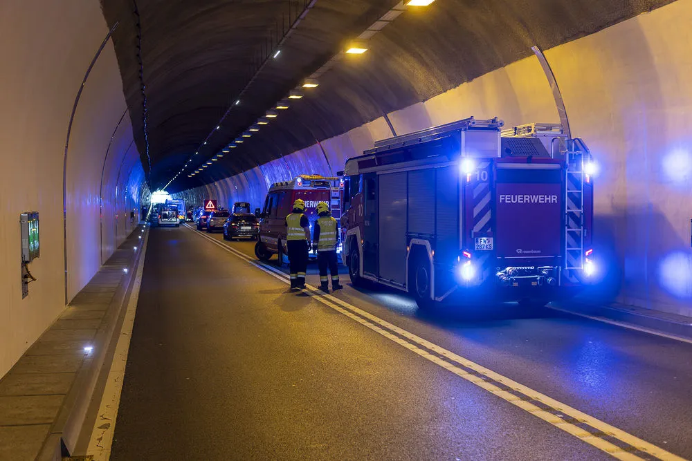 Gallery image 5 - Schwerer Verkehrsunfall im Straßentunnel Dürnstein