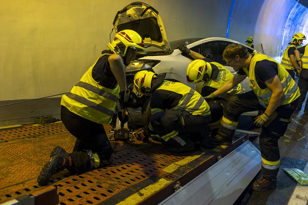 Gallery image 6 - Schwerer Verkehrsunfall im Straßentunnel Dürnstein