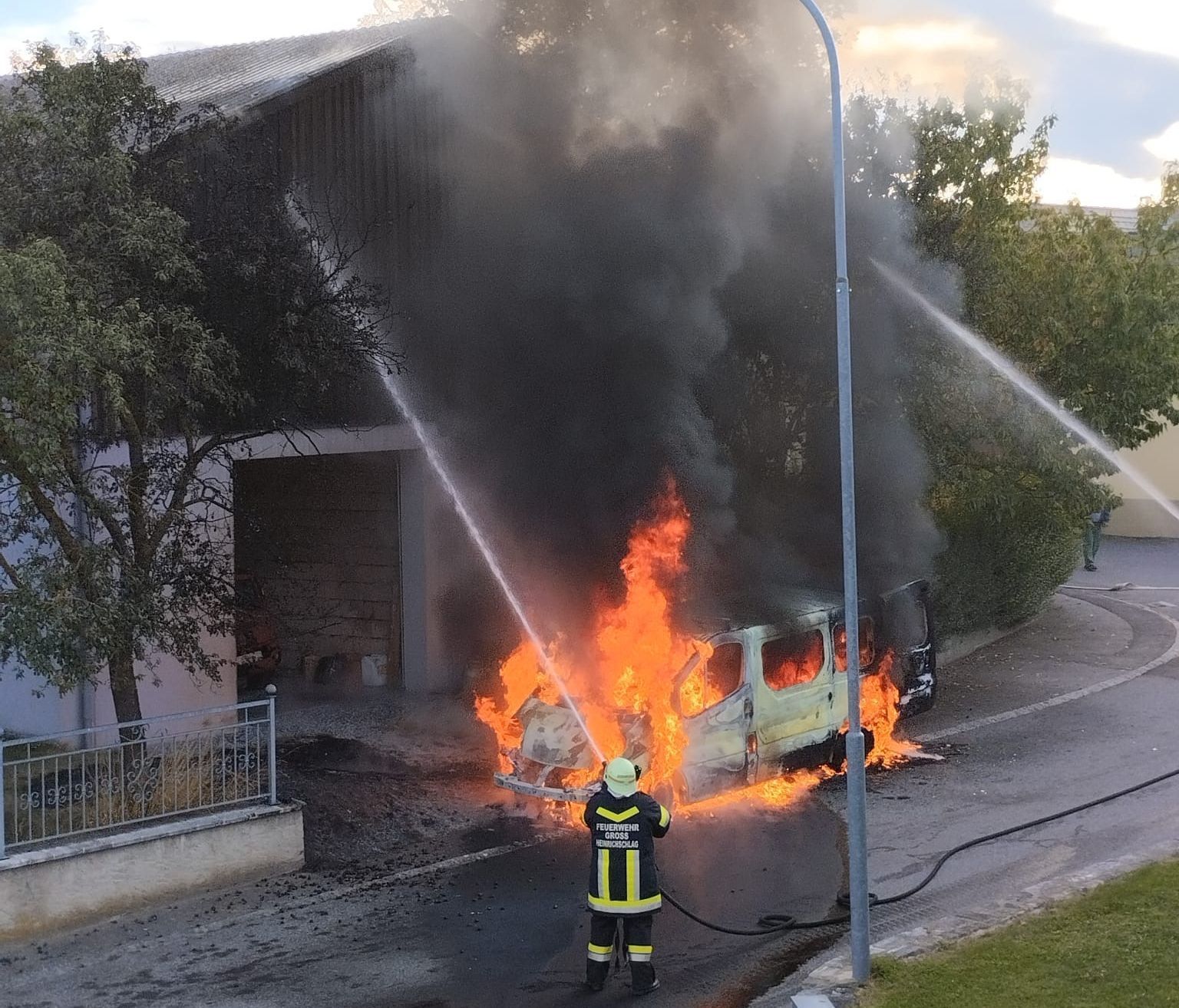Fahrzeug in Vollbrand – Flammen greifen auf Garage über