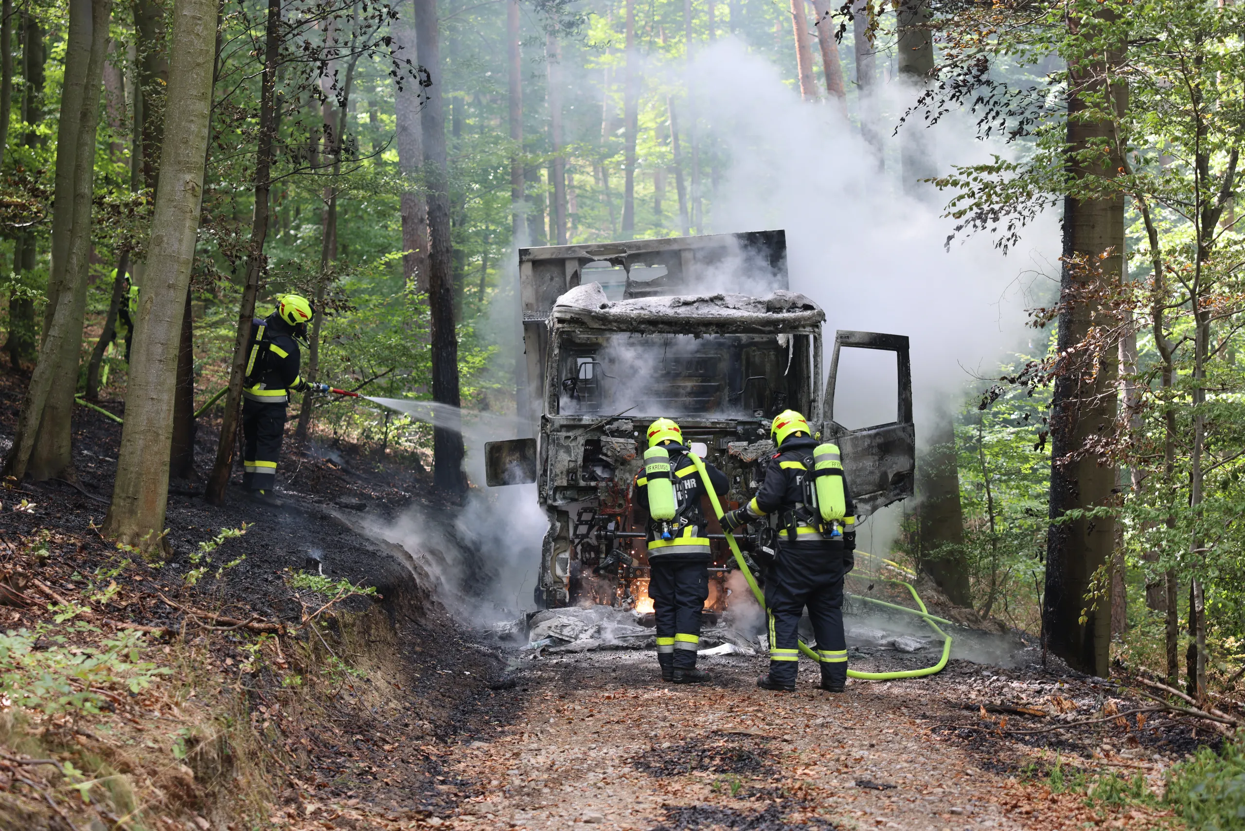 LKW-Brand im Wald sorgt für Großeinsatz von fünf Feuerwehren