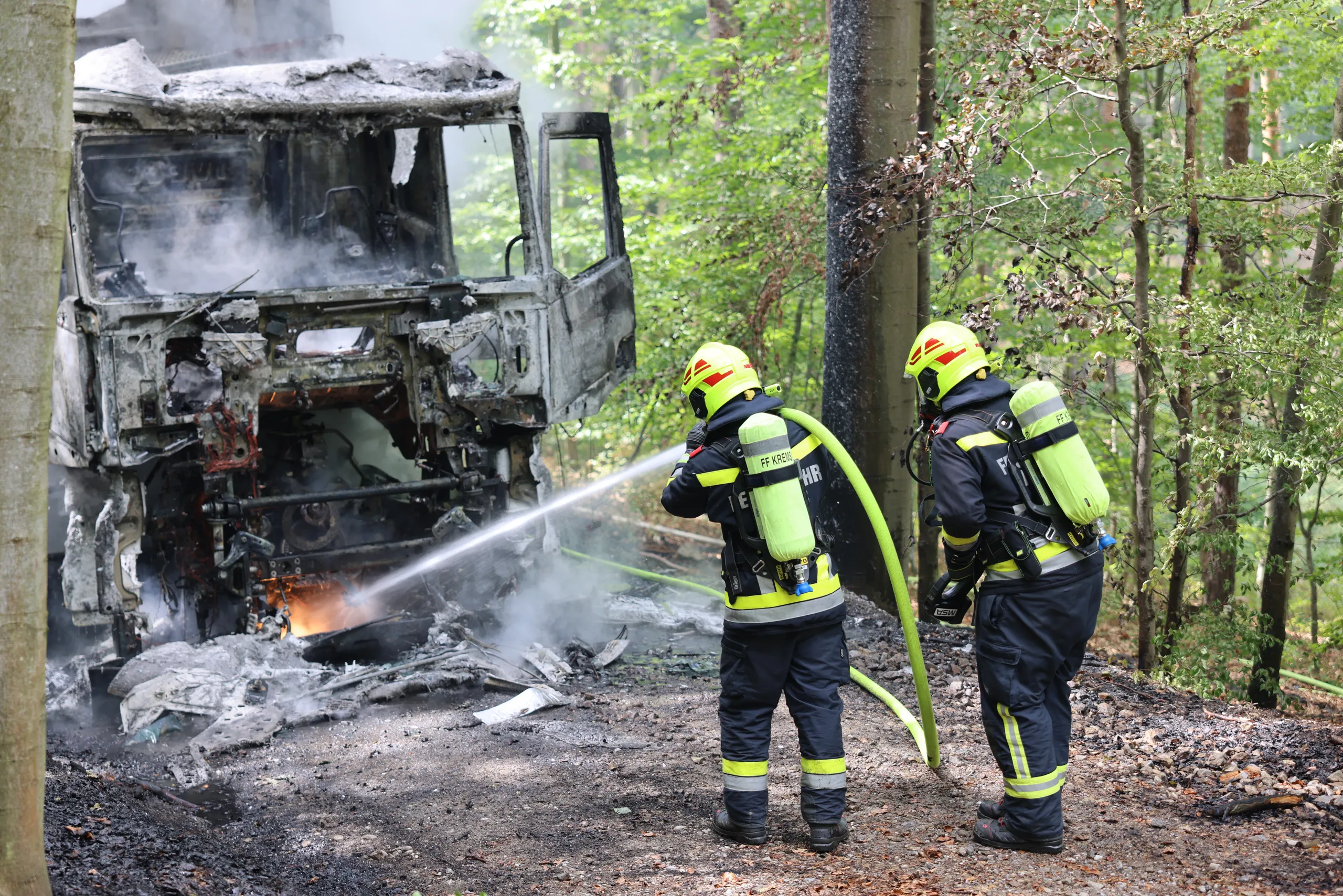 Gallery image 2 - LKW-Brand im Wald sorgt für Großeinsatz von fünf Feuerwehren