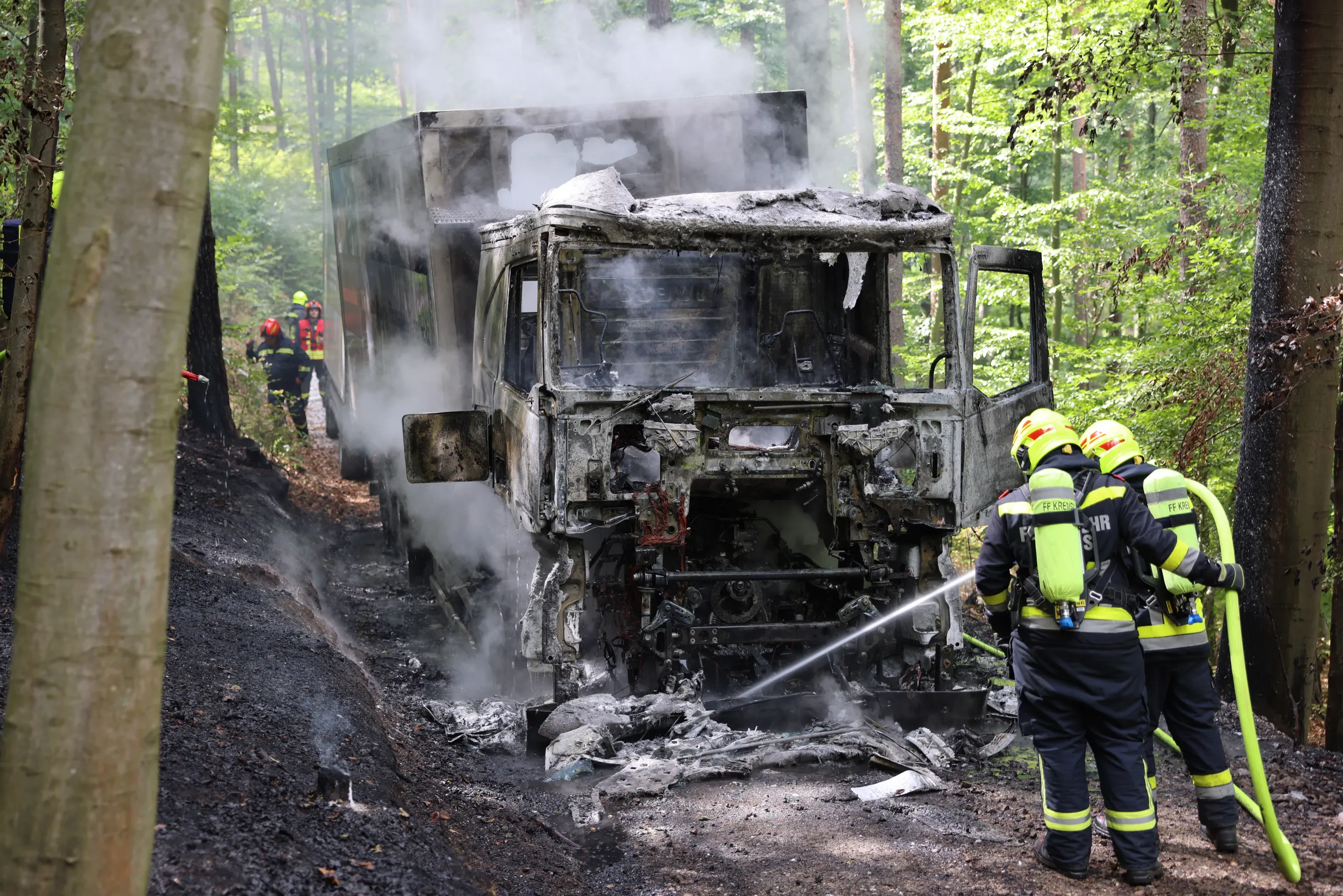 Gallery image 3 - LKW-Brand im Wald sorgt für Großeinsatz von fünf Feuerwehren