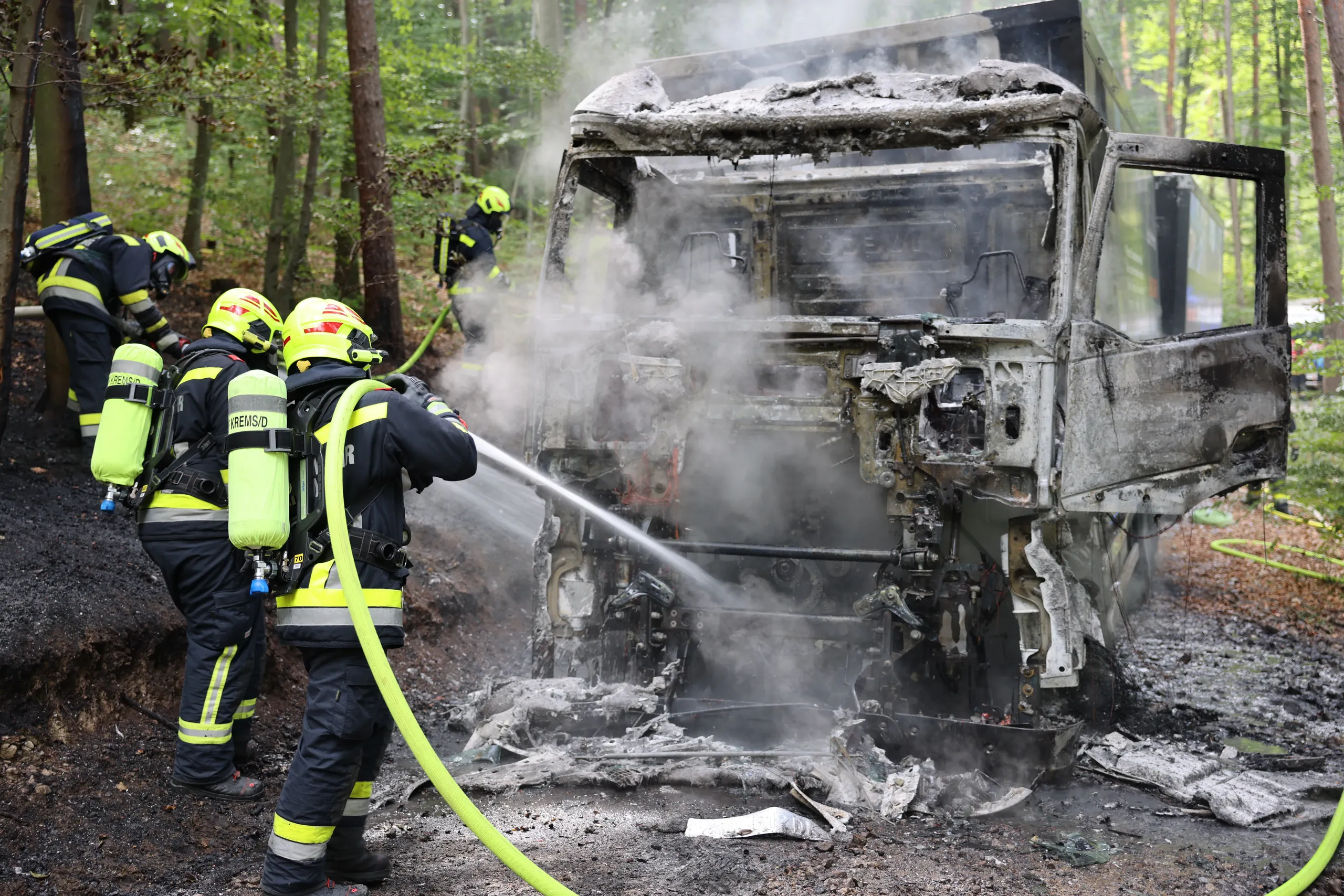 Gallery image 4 - LKW-Brand im Wald sorgt für Großeinsatz von fünf Feuerwehren