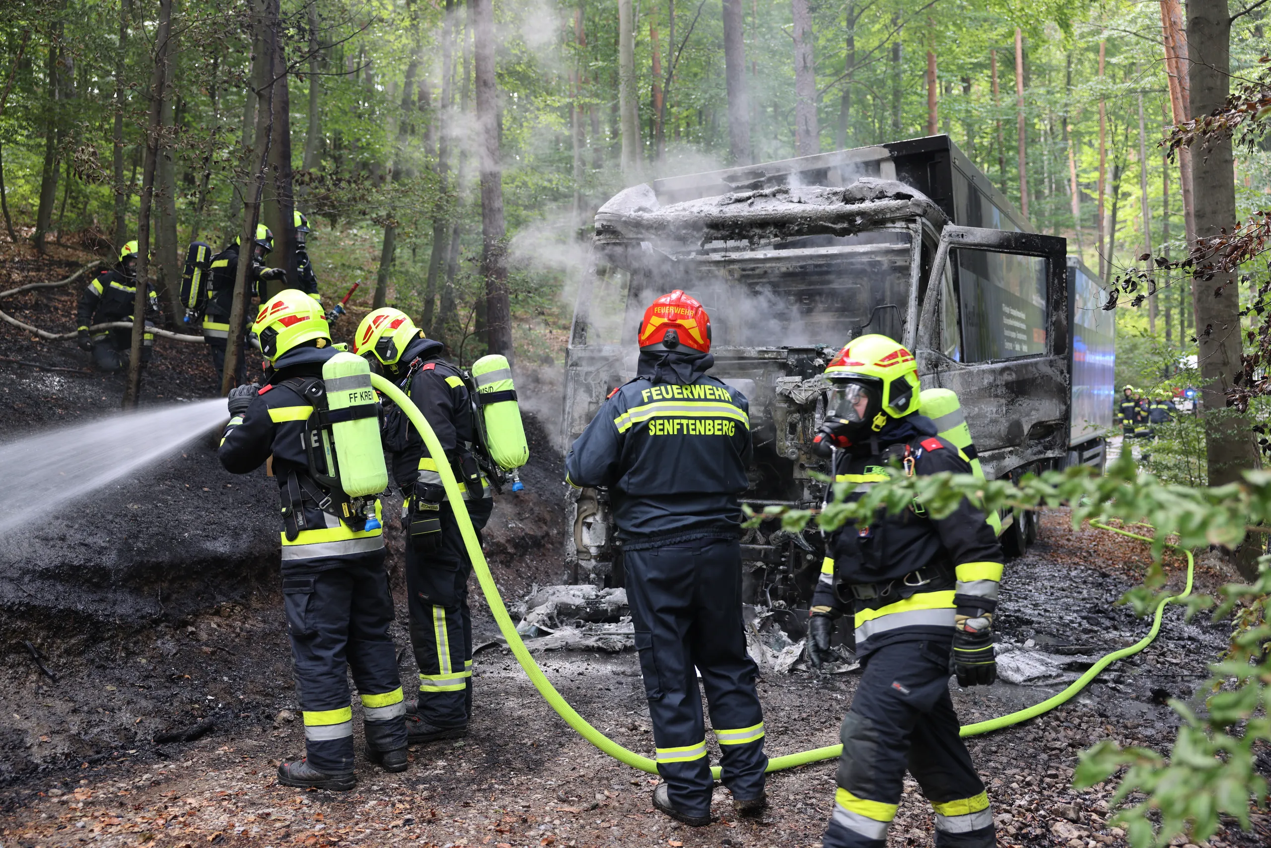Gallery image 5 - LKW-Brand im Wald sorgt für Großeinsatz von fünf Feuerwehren
