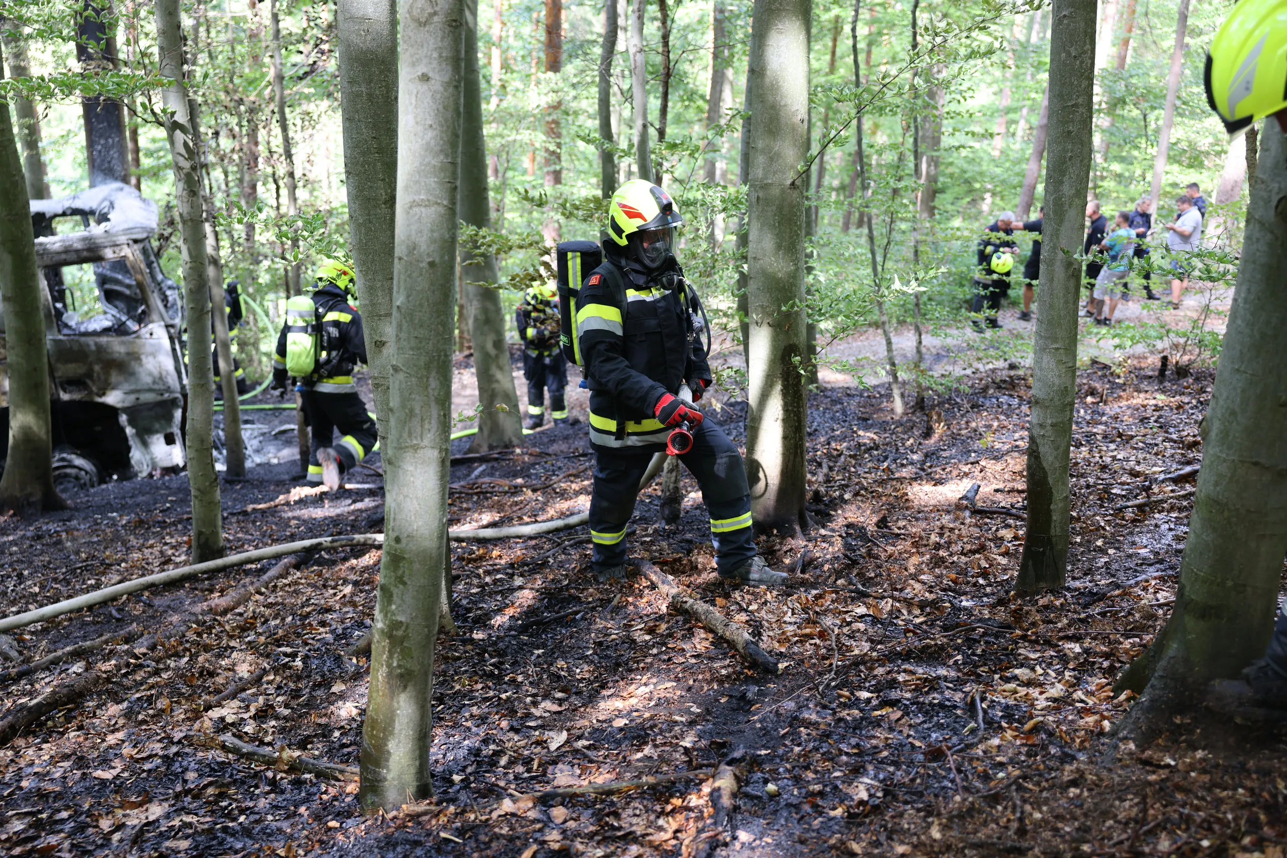 Gallery image 6 - LKW-Brand im Wald sorgt für Großeinsatz von fünf Feuerwehren