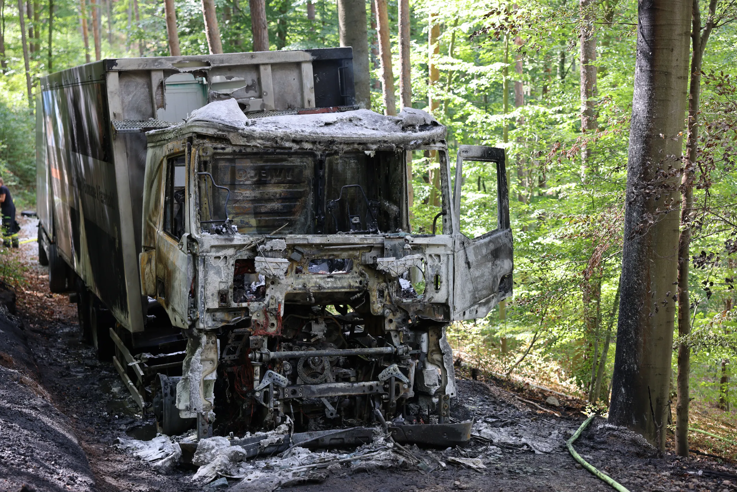 Gallery image 8 - LKW-Brand im Wald sorgt für Großeinsatz von fünf Feuerwehren