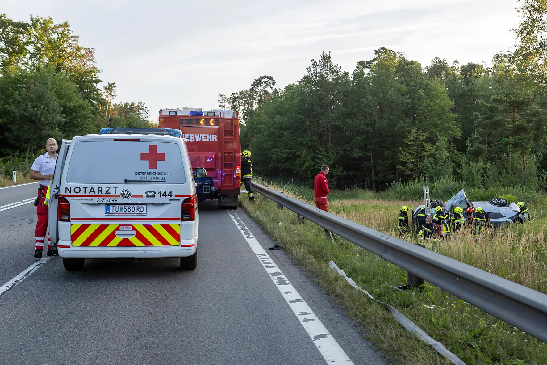 Gallery image 1 - Menschenrettung nach Fahrzeugüberschlag auf der B37